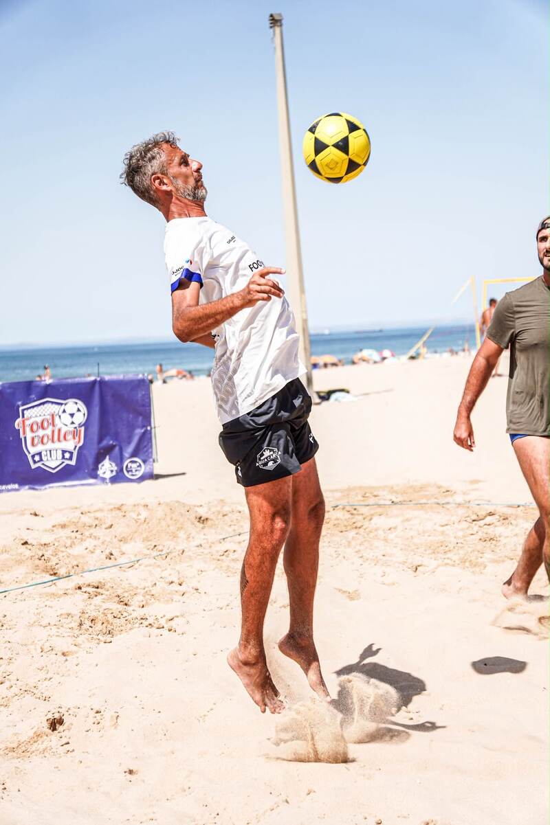 Erick Kretzu controlling a footvolley ball on the beach
