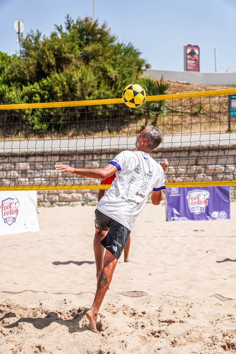 Erick Kretzu playing the ball at the net in a tournament